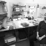 In einer kleinen Werkstatt im L.E.S. stellen Timur und Julia eigens kreierte Lederwaren her