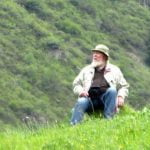 Michael Succow bewundert die Natur bei Almaty.