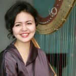 Die Junge Harfenistin Aidana Karaschewa.