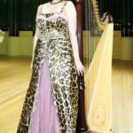 Die Junge Harfenistin Aidana Karaschewa.