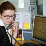 Alexandra an ihrem Arbeitsplatz.