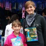 Isabell und Elena haben Souveniers gekauft.