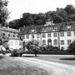 Die Einfahrt des Schloss Ehreshoven dient auch als Kulisse f&uuml;r eine Daily-Soap. Hier ist das Altenheim f&uuml;r Adelige untergebracht. | Bild: cc Tobias Grosch