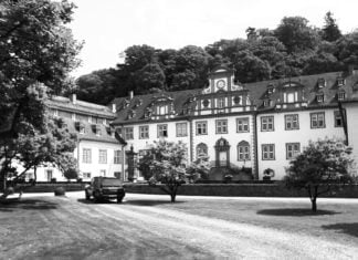 Schwimmstunde im Schlossbrunnen – das Altenheim für Adelige