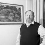 Wladimir Ignaschew pr&auml;sentiert seine Werke.