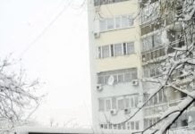 Schneefiguren schmücken Hinterhof