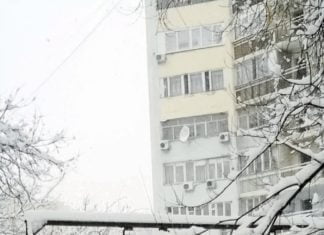 Schneefiguren schmücken Hinterhof