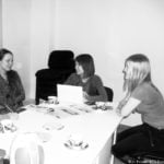 Anna Jemarkowa, Alesia Nugajewa und Julia Kubasowa unterhalten sich über ihr Projekt. | Bild: Dominik Vorhölter