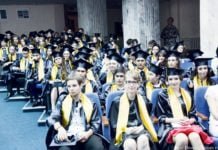 Glückliche DKU-Absolventen