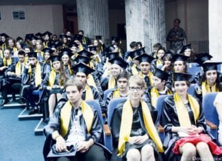 Glückliche DKU-Absolventen