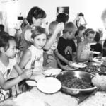 Für die Kinder gab es ein großes Geburstagsfestmahl. | Bild: Manuel Seifen