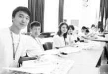 Interessierte Schüler bei der Sommerschule in Bischkek