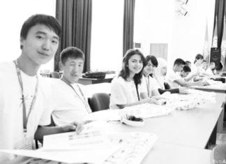 Interessierte Schüler bei der Sommerschule in Bischkek