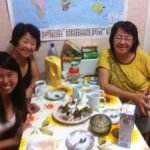 Raihan (r.) sucht gerne den Kontakt zu ihren G&auml;sten.