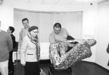 Gemälde sind mit goldenen Fäden bestickt