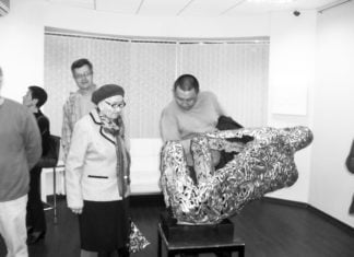 Gemälde sind mit goldenen Fäden bestickt