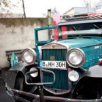 &ldquo;Hudo&rdquo; bekommt neue Winterreifen. Heidi Hetzer l&auml;sst den Mechaniker nicht aus den Augen. | Bild: Dominik Vorh&ouml;lter