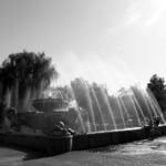 Der Springbrunnen symbolisiert das Siebenstromland. | Bild: Larissa Mass