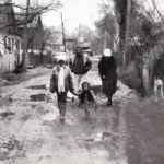 Die kleine Larissa (m.) geht der Stra&szlig;e Ivanilowa spazieren. | Bild: Larissa Mass