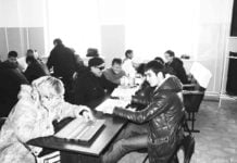 Sehbehinderte spielen Toguzkumalak