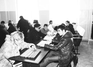 Sehbehinderte spielen Toguzkumalak