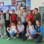 Sch&uuml;ler und Lehrkr&auml;fte der Internatsschule in Jessik freuen sich &uuml;ber neue Goalb&auml;lle.