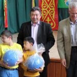 Musrjat Elibakijev und Kulturattache Raban Richter (v.r.) &uuml;berreichten den Sch&uuml;lern der Ostrowski-Schule drei Goalb&auml;lle.