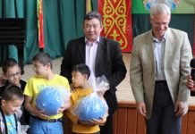Mehr Blindensport in Kasachstan Musrjat Elibakijev und Kulturattache Raban Richter (v.r.) überreichten den Schülern der Ostrowski-Schule drei Goalbälle.