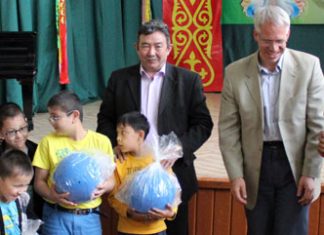 Mehr Blindensport in Kasachstan Musrjat Elibakijev und Kulturattache Raban Richter (v.r.) überreichten den Schülern der Ostrowski-Schule drei Goalbälle.