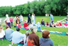 Das Glück tanzt im orangenen Gewand