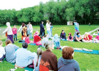Das Glück tanzt im orangenen Gewand