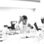 Im Labor werden die Proben für die DNA-Sequenzierung vorbereitet. Diese Arbeit erfordert volle Konzentration und einen routinierten Umgang mit der Technik. | Bild: Maria Manowski