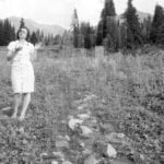 Glas f&auml;llt weniger auf. K&uuml;nstlerin Malinkowskaja erkl&auml;rt den Sinn ihrerer Installation. | Bild: Alexandra Reinig