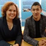 Dr. Katharina Buck gemeinsam mit ihrem DaF-Studenten Madijar Tarybai, Gewinner des DAAD-M&auml;rchen-Schreibwettbewerbs, 2014