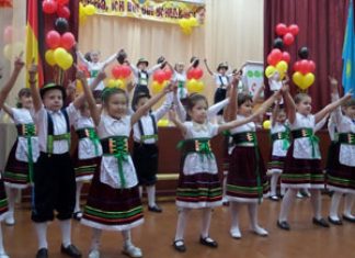 Von der Zuckertüte zum deutschen Sprachdiplom Bild: Deutsches Generalkonsulat Almaty