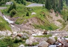 Wasser in Zentralasien Die Malaja Almatynka in ihrem natürlichen Bett oberhalb von Medeo.