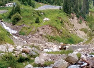 Wasser in Zentralasien Die Malaja Almatynka in ihrem natürlichen Bett oberhalb von Medeo.