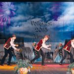 &ldquo;Junge Sterne&ldquo; aus Usbekistan bei einer ihrer authentischen Tanzvorf&uuml;hrungen.