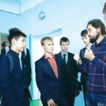 Priester der orthodoxen Kirche, Vitalij Kleba, im Gespr&auml;ch mit Jugendlichen. | Bild: Azymbek Begmanow