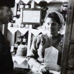 22 Uhr, der Mann holt Olga von der Arbeit ab, denn sie verwaltet den Tageserl&ouml;s, 1956.