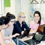 Beim Schneiden: Sobira Majidowa (Usbekistan – UZ), Schachnosa Bachtijarowa (Tadschikistan – TJ), Sophie Stigler (Deutschland), Kamila Dawlatsoda (TJ). | Bild: Violetta Bat