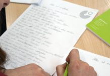 Poesie und Performance – Projekt Kauderwelsch in Kostanai gestartet Seminarteilnehmer Yrysbek bei der Arbeit | Bild: Oksana Dmitriewa