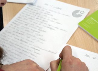 Poesie und Performance – Projekt Kauderwelsch in Kostanai gestartet Seminarteilnehmer Yrysbek bei der Arbeit | Bild: Oksana Dmitriewa