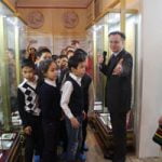 Junge Besucher bei der Ausstellung &bdquo;Die Gebr&uuml;der Grimm. Ihr Leben und ihre Werke&ldquo;.