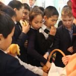 Junge Besucher bei der Ausstellung &bdquo;Die Gebr&uuml;der Grimm. Ihr Leben und ihre Werke&ldquo;.