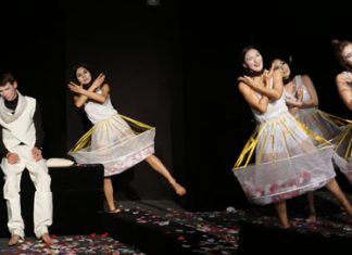 Mephisto trifft AUF Stravinsky Die Kostüme der Schauspieler waren vor allem in Schwarz und Weiß gehalten. | Foto: Suinbike Sulejmenowa