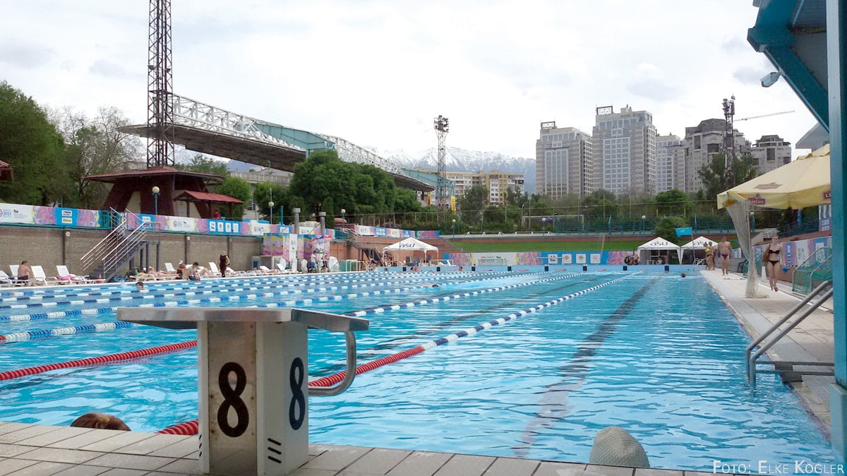 Schwimmen mit Bergblick in Almaty. | Foto: Elke Kögler