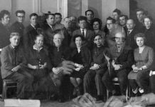 Gründung der „Freundschaft“ Die ersten Mitarbeiter der „Freundschaft“, Zelinograd, 1965. Der Fotograf David Neuwirt (r.) hat vergessen, den Film weiterzudrehen. Das Bild ist im Dezember 1966 entstanden und wurde viel später am Computer bearbeitet. | Foto: David Neuwirt