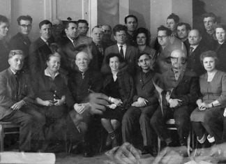 Gründung der „Freundschaft“ Die ersten Mitarbeiter der „Freundschaft“, Zelinograd, 1965. Der Fotograf David Neuwirt (r.) hat vergessen, den Film weiterzudrehen. Das Bild ist im Dezember 1966 entstanden und wurde viel später am Computer bearbeitet. | Foto: David Neuwirt