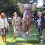 Die Diplomatin und Islamwissenschaftlerin ist ein gro&szlig;er Fan der Buddy-B&auml;ren-Bewegung und freut sich, w&auml;hrend ihrer Amtszeit einen nach Almaty geholt zu haben. | Foto: Generalkonsulat